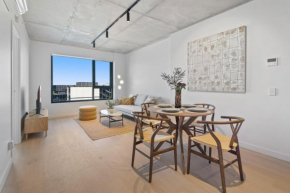 Gorgeous 2-Bed with Pool Gym Close to Everything